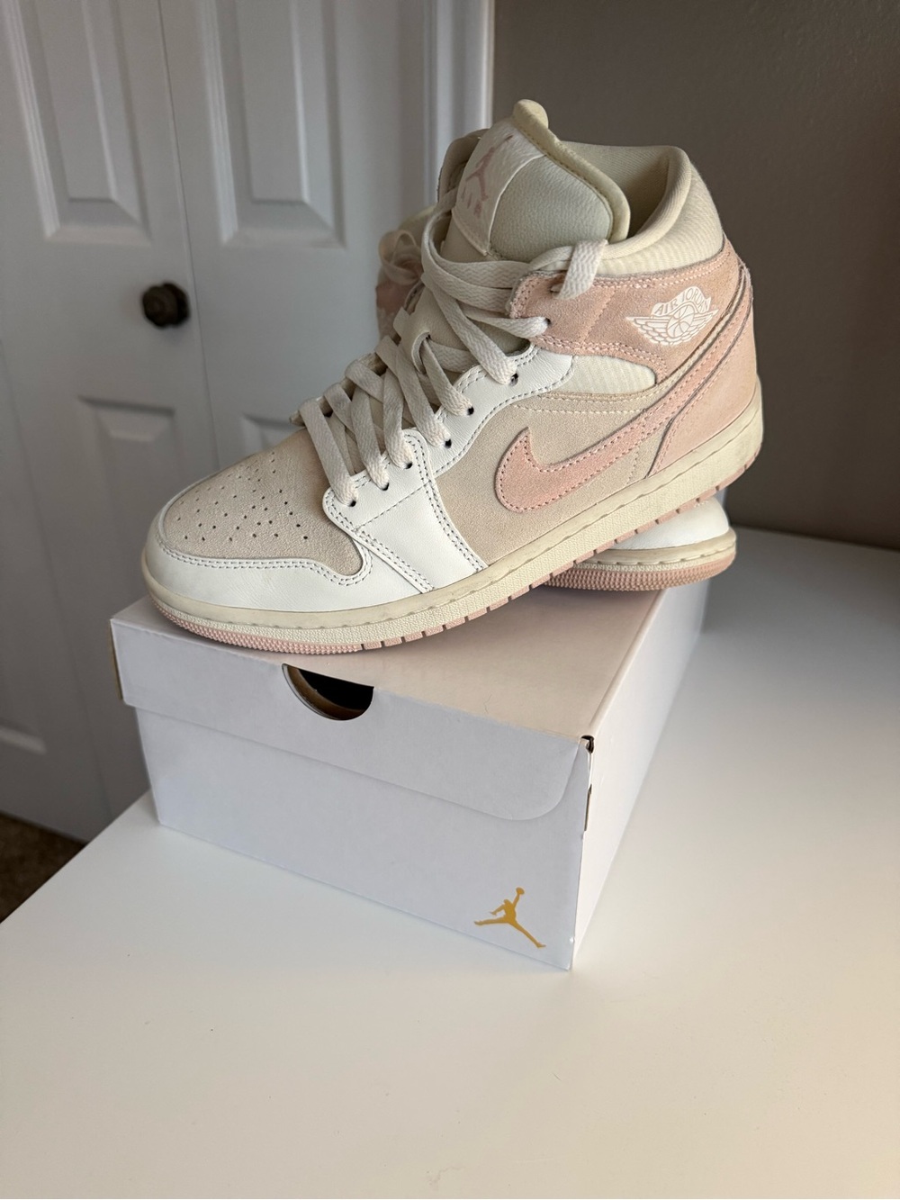 Jordan 1 Mid Women’s Sneaker - Cream & Light Pink